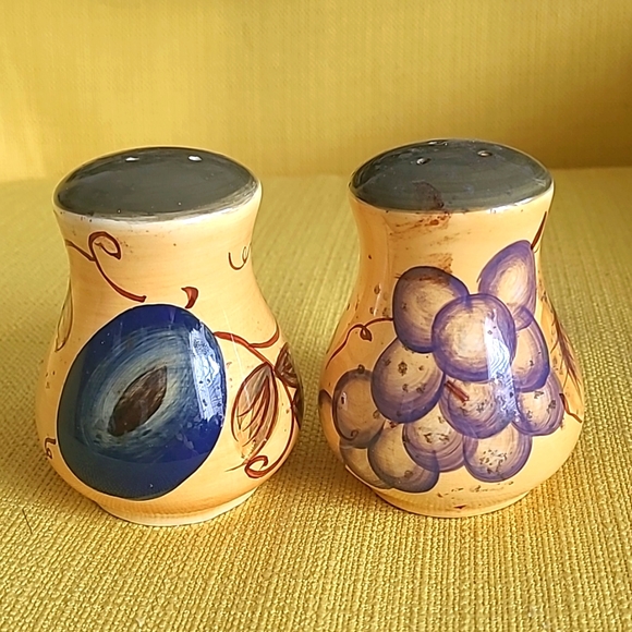 SALT AND PEPPER SHAKERS, SET OF 4, 2 WITH TRAY. - Picture 3 of 5